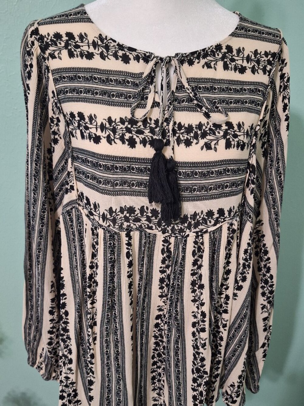 Easel Los Angeles BOHO Long Sleeved  Blouse. Size L